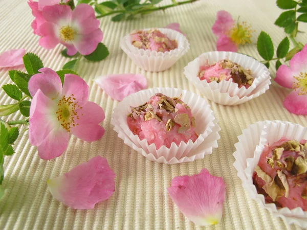 Pralinés de jabón hechos a mano con flores de rosas silvestres —  Fotos de Stock