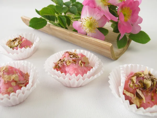 Pralinos de sabão artesanal com flores de rosas selvagens — Fotografia de Stock
