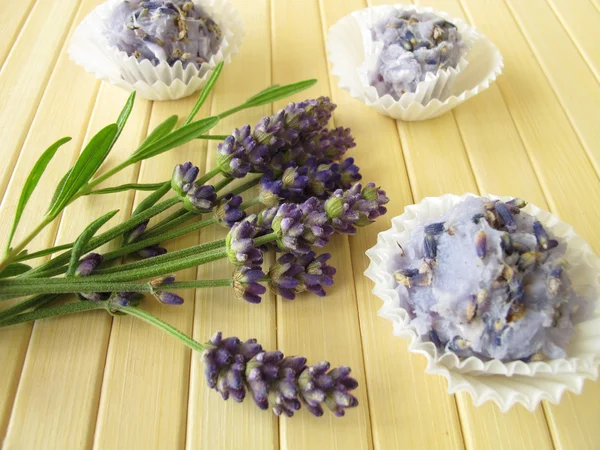 Handgemaakte zeep pralines met lavendel — Stockfoto