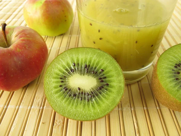 Smoothie verde cu kiwifruit și mere — Fotografie, imagine de stoc