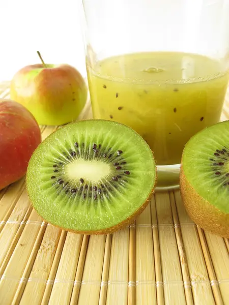 Smoothie verde cu kiwifruit și mere — Fotografie, imagine de stoc