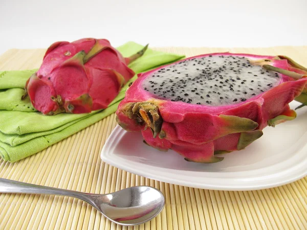 Obst-Snack mit Pitaya — Stockfoto