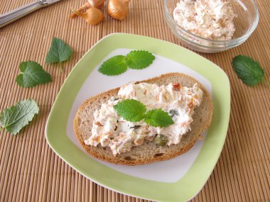 ton balığı ve krem peynir ekmek spread