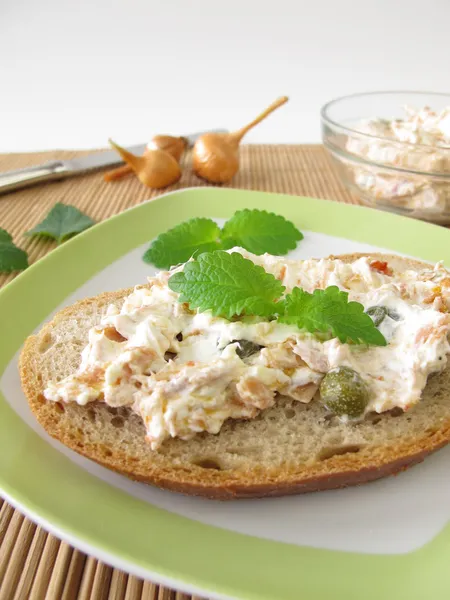 Bröd sprids med tonfisk och färskost — Stockfoto