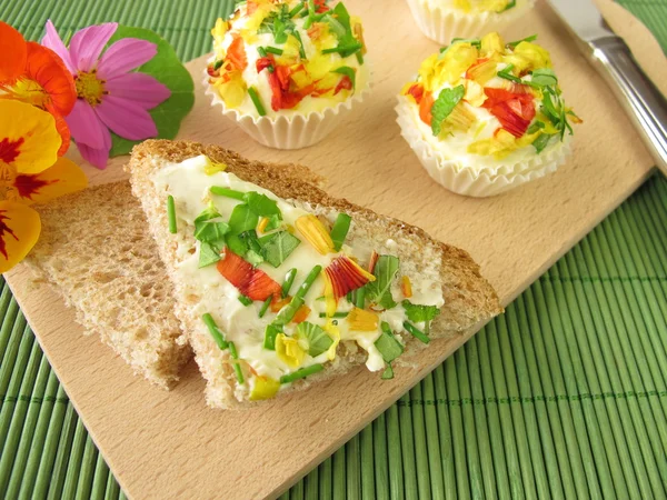 빵에 식용 꽃과 허브 버터 호두 — 스톡 사진