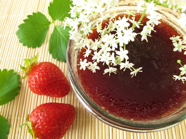 Jam met aardbeien en elderflowers — Stockfoto