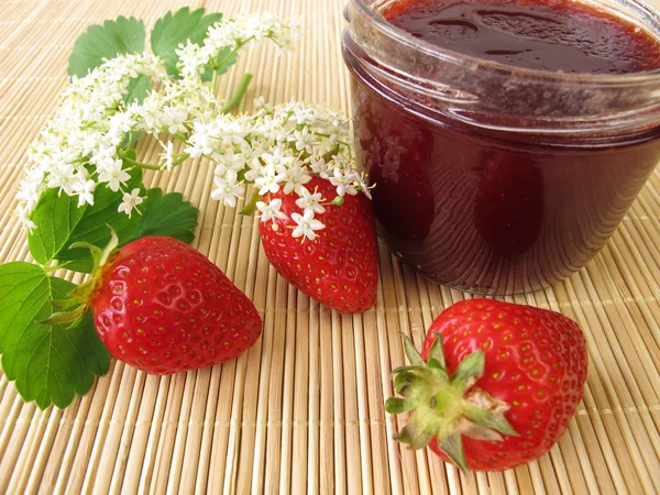 Mermelada con fresas y flores de saúco — Foto de Stock