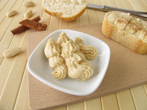 Butter mit Zimt und Mandeln — Stockfoto