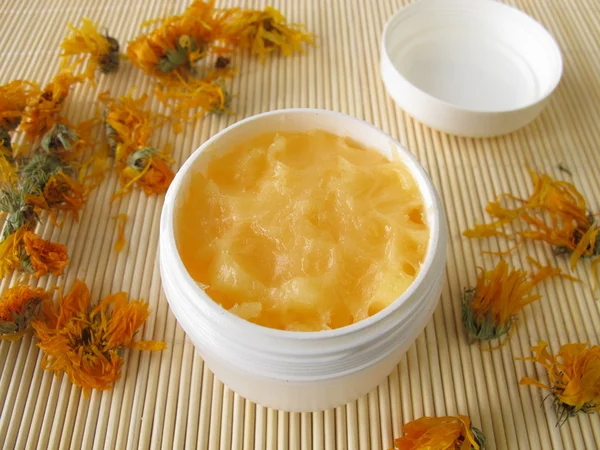 Crema mani con calendula — Foto Stock