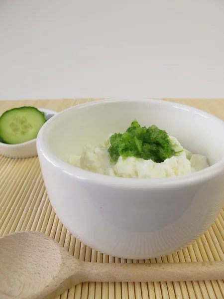 Revitalizing face mask with cottage cheese and cucumber — Stock Photo, Image