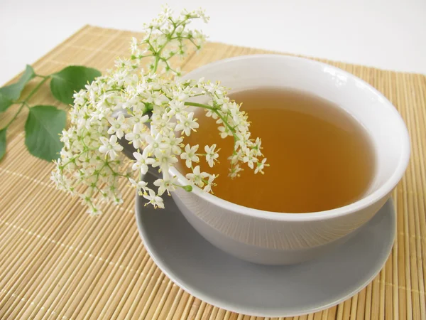 Té blanco con flor de saúco — Foto de Stock