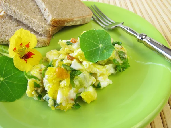 Scrambled eggs with herbs — Stock Photo, Image