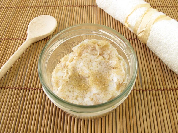 Peeling casero del cuerpo con aceite de coco y azúcar de caña cruda — Foto de Stock