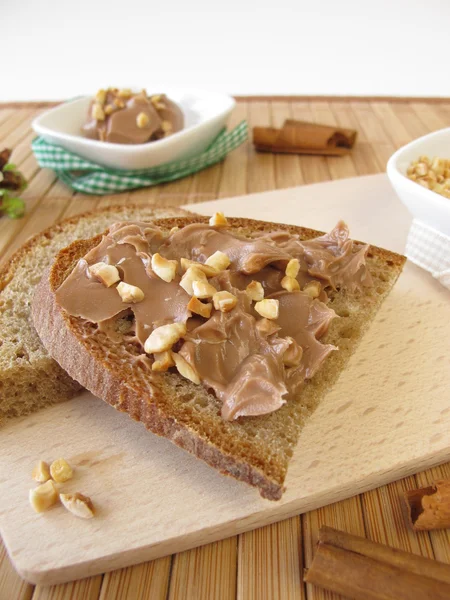 Creme de chocolate com canela e amêndoas — Fotografia de Stock