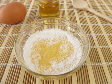 yüz maskesi, ballı yumurta sarısı ve süt tozu