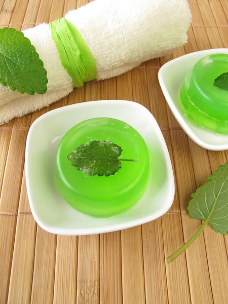 Hausgemachte grüne Seife mit Zitronenmelisse — Stockfoto