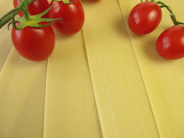 Lasagna sheets and tomatoes — Stock Photo, Image