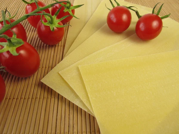 Lasagna sheets and tomatoes — Stock Photo, Image