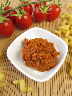 Makarna ve kırmızı pesto
