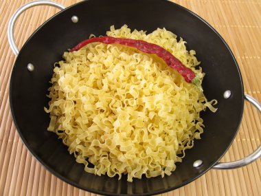 wok tésztával és chili paprika