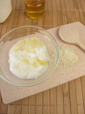 yoğurt, bal peeling yüz ve zemin badem
