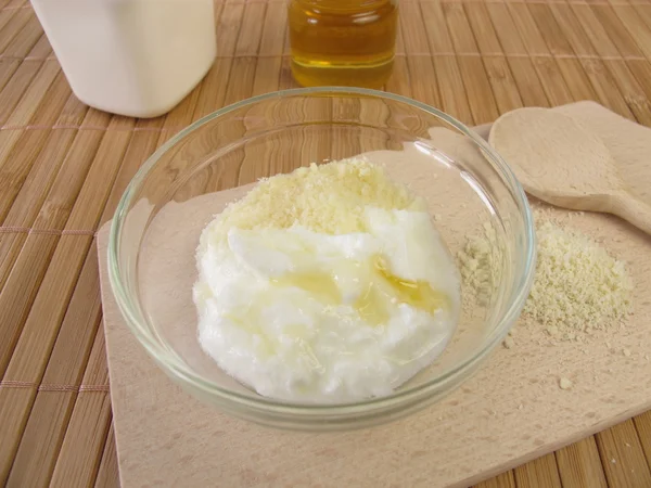 Face peeling with yogurt, honey and ground almonds — Stock Photo, Image