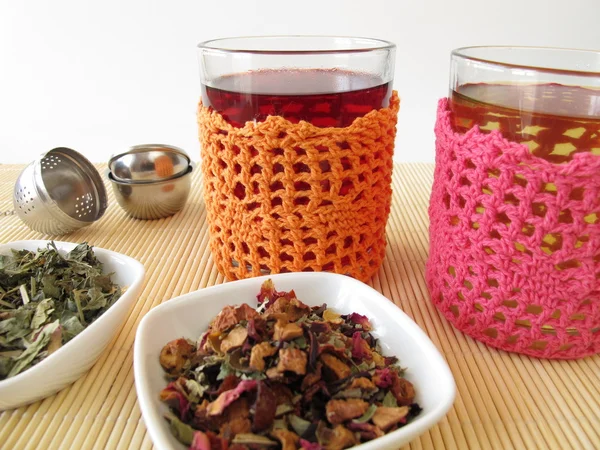 Chá em copos de chá de malha — Fotografia de Stock