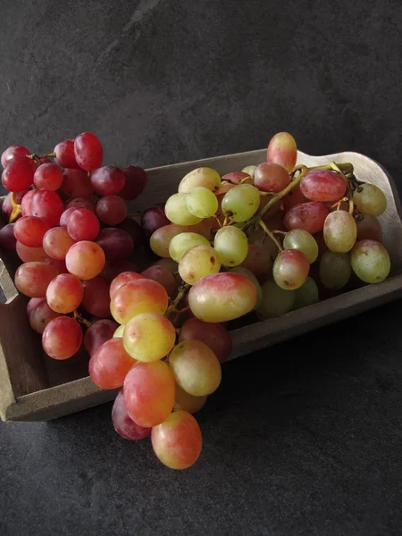 Натюрморт з червоним виноградом — стокове фото