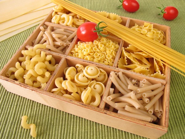 Caja con fideos — Foto de Stock