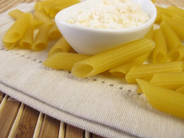 Pasta senza glutine e formaggio grattugiato — Foto Stock