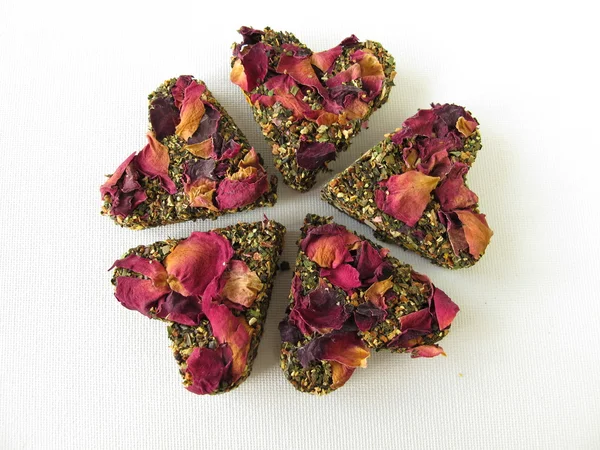 Shamrock made of pressed tea hearts — Stock Photo, Image