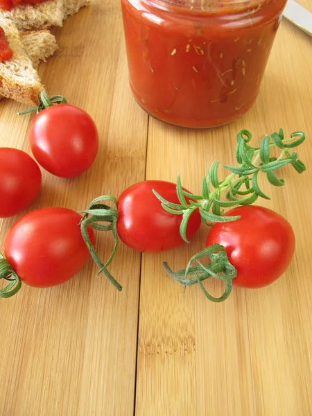 Tomatenmarmelade mit Rosmarin — Stockfoto