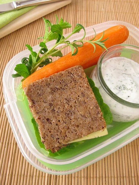 Lunchbox mit Vollkornbrot und Karotten mit Joghurt-Dip — Stockfoto