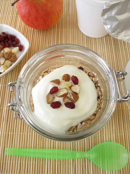 Schud muesli met yoghurt in een pot — Stockfoto