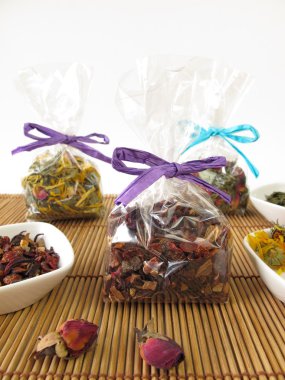 küçük torbalarda paketlenmiş çay hediye