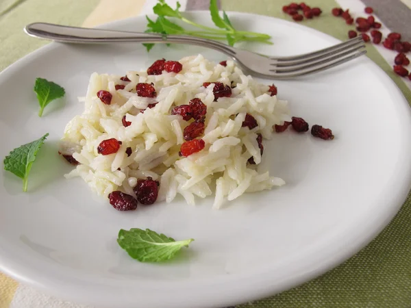pişmiş pirinç barberries ile