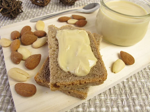 Manteiga de amêndoa em pão — Fotografia de Stock