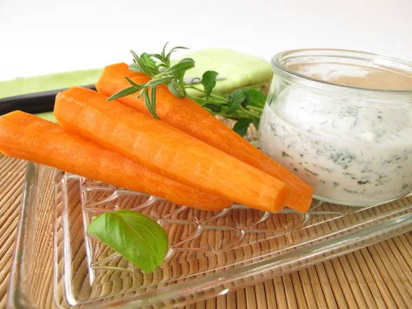 Zanahorias y yogur de hierbas — Foto de Stock