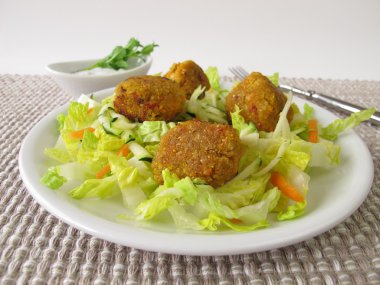 Kırmızı mercimek salatası topları