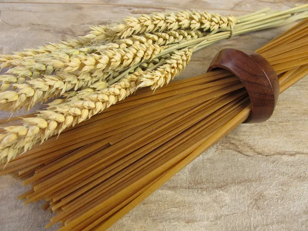 Linguine de grão inteiro e espigas de trigo — Fotografia de Stock