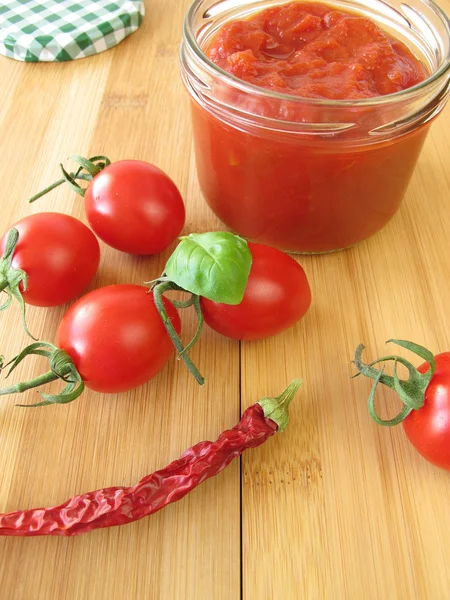 Würzige Tomatenmarmelade mit Chilischote — Stockfoto