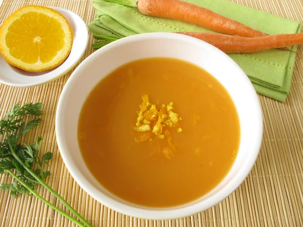 Sopa cremosa de zanahoria con jugo de naranja — Stockfoto