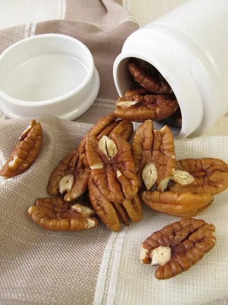 Noci di pecan in una scatola di porcellana — Foto Stock