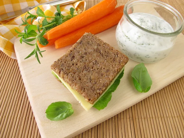 Fullkornsbröd och morötter med yoghurt dip — Stockfoto