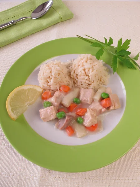 Fricassé de frango com cenouras, ervilhas e espargos — Fotografia de Stock