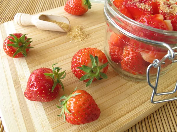 Erdbeeren mit Zucker im Marmeladenglas — Stockfoto