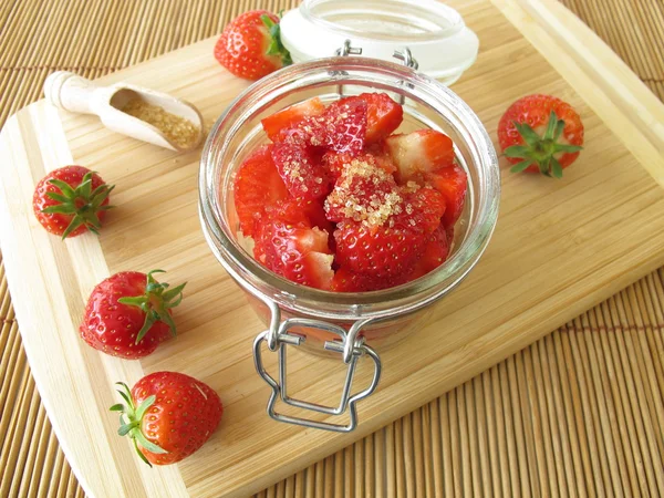 Fraises suggérées dans un pot de confiture — Photo