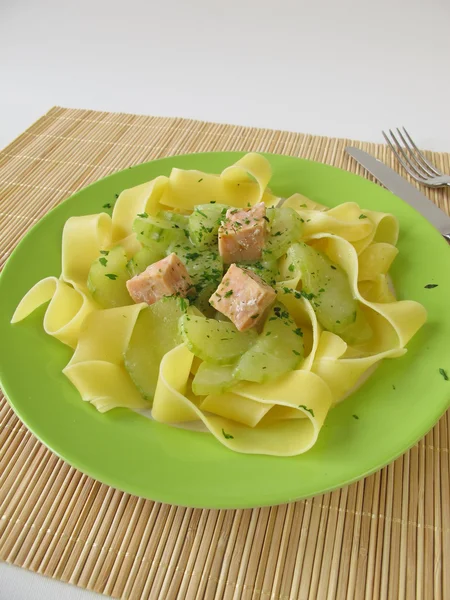 Pasta con pepino y salmón — Foto de Stock