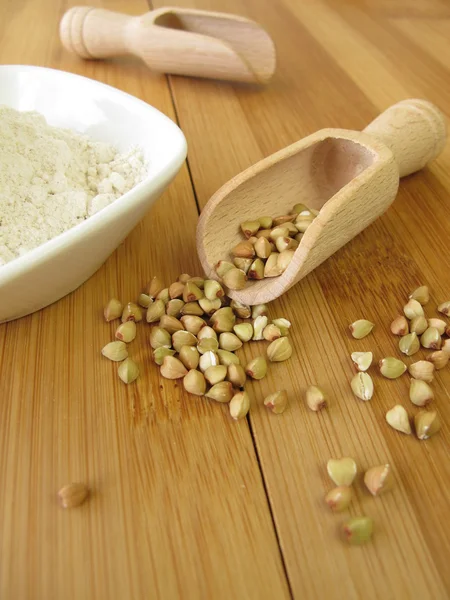 Buckwheat and wholemeal buckwheat flour — Stock Photo, Image