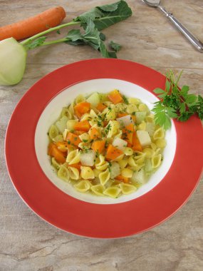 Vejetaryen şehriye çorbası